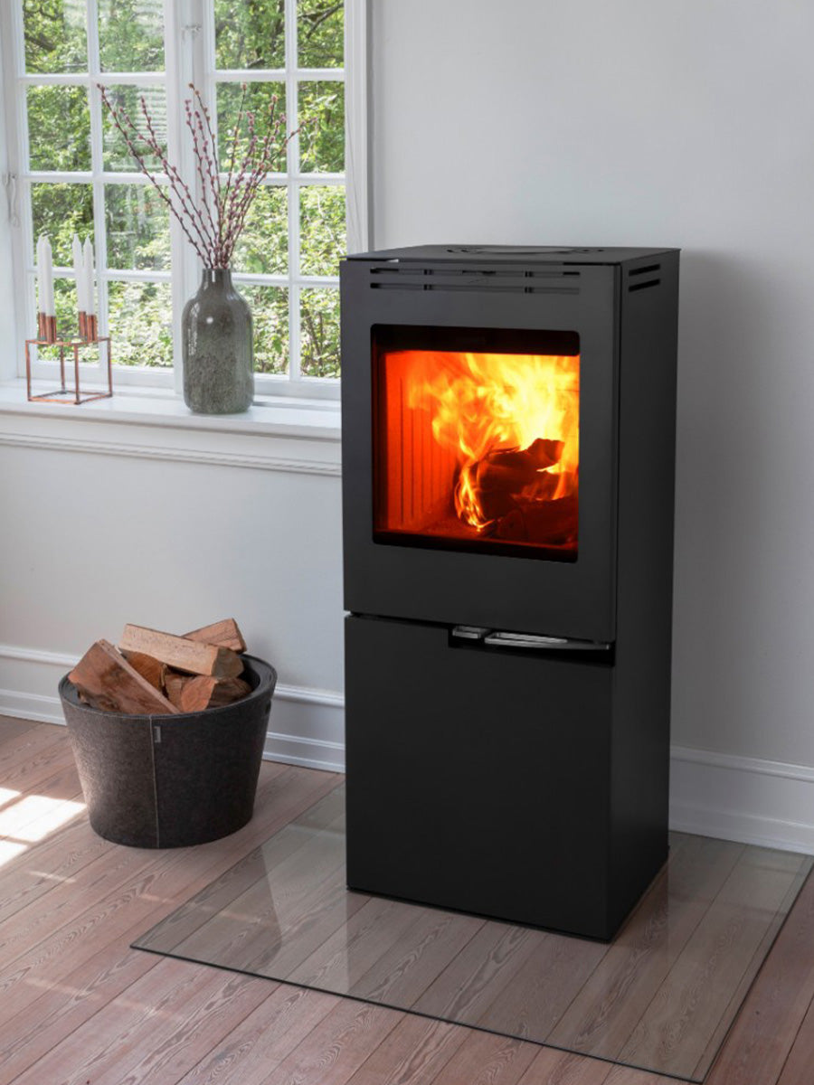 Aduro H5 Hybrid Stove in sleek black with smooth surfaces and sharp corners, showcasing its modern cubic design.