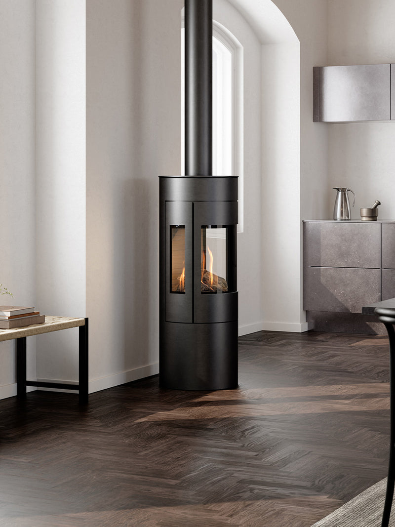 Round RAIS Viva L 120 gas fire stove with steel door, large glass pane, and steady flames, showcasing elegant design.
